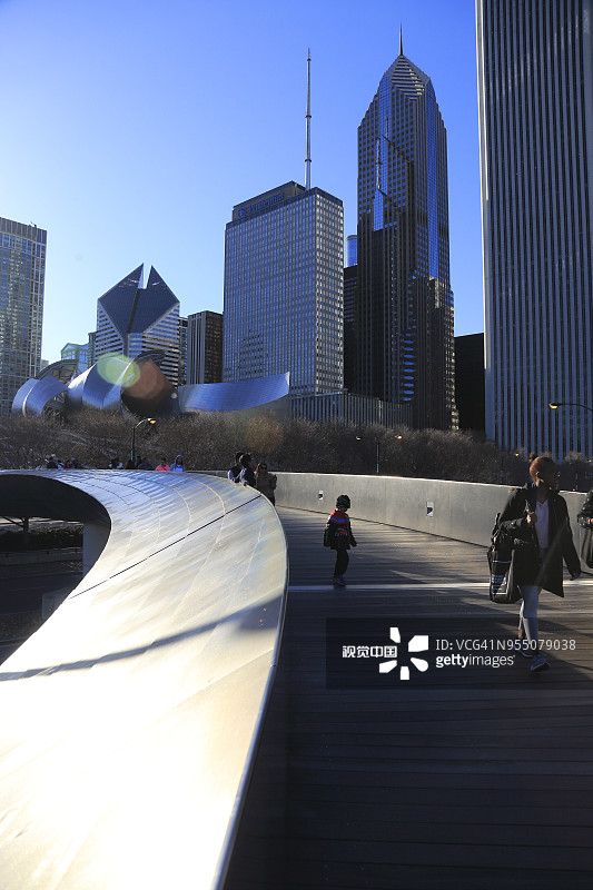 BP大桥与市中心天际线图片素材