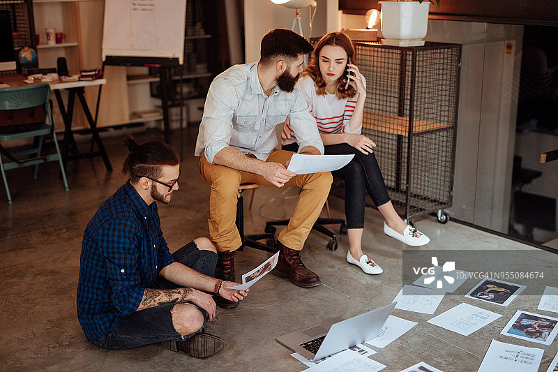 创意人士在地板上看项目计划图片素材