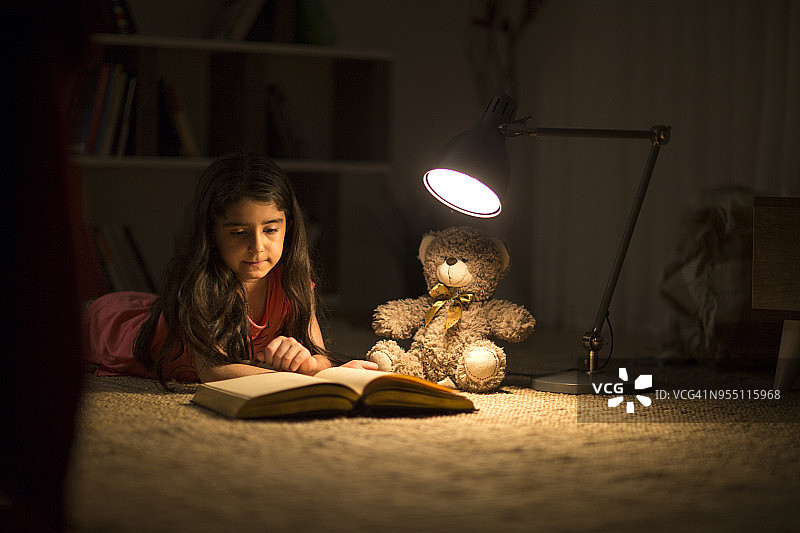 夜间阅读图片素材