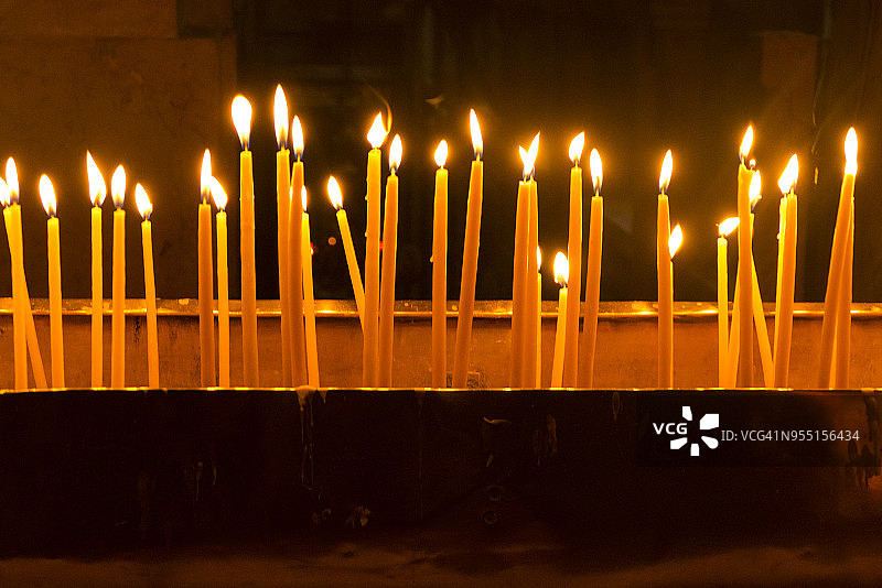 圣墓教堂点燃的蜡烛图片素材