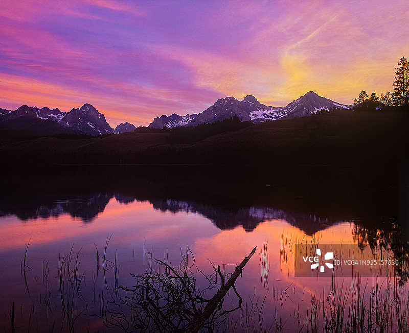 锯齿山脉小红鱼湖的日落，爱达荷州斯坦利图片素材