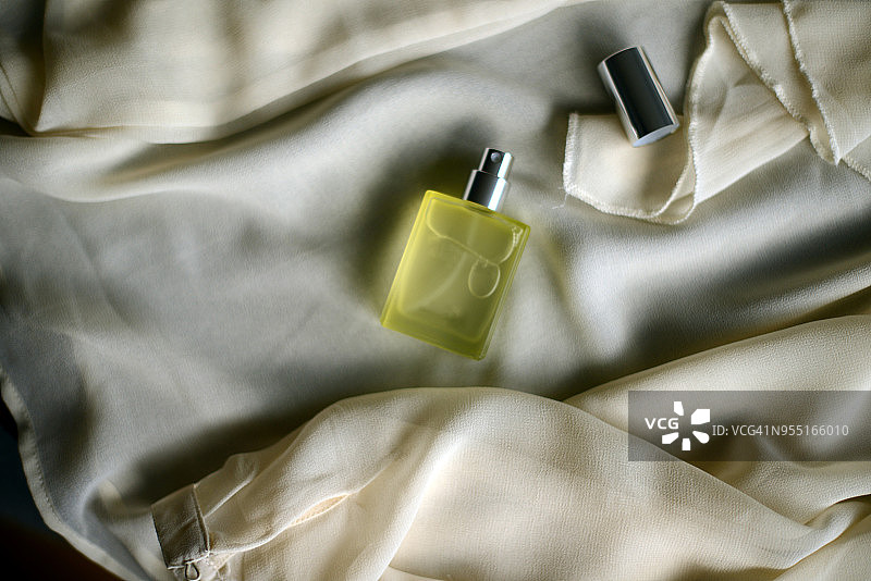 香水瓶和白色衬衫图片素材