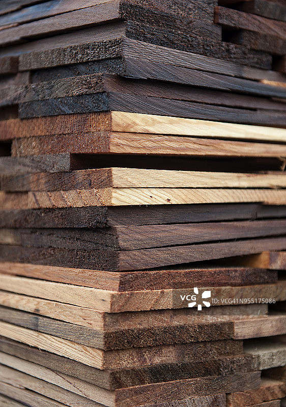 森林产品工厂中堆叠待运的雪松木瓦图片素材
