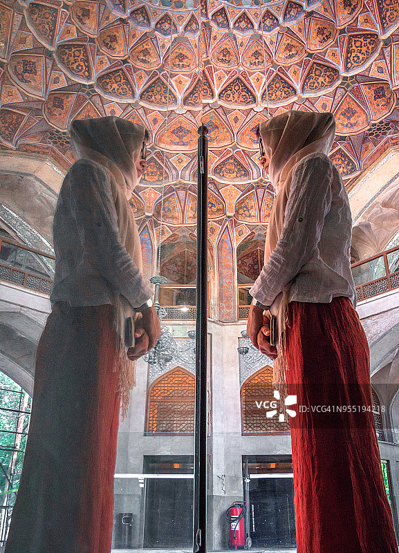 女游客在伊朗伊斯法罕哈什特贝赫什特宫图片素材
