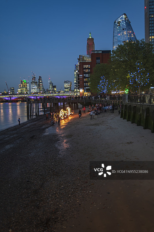 光迹与城市天际线图片素材