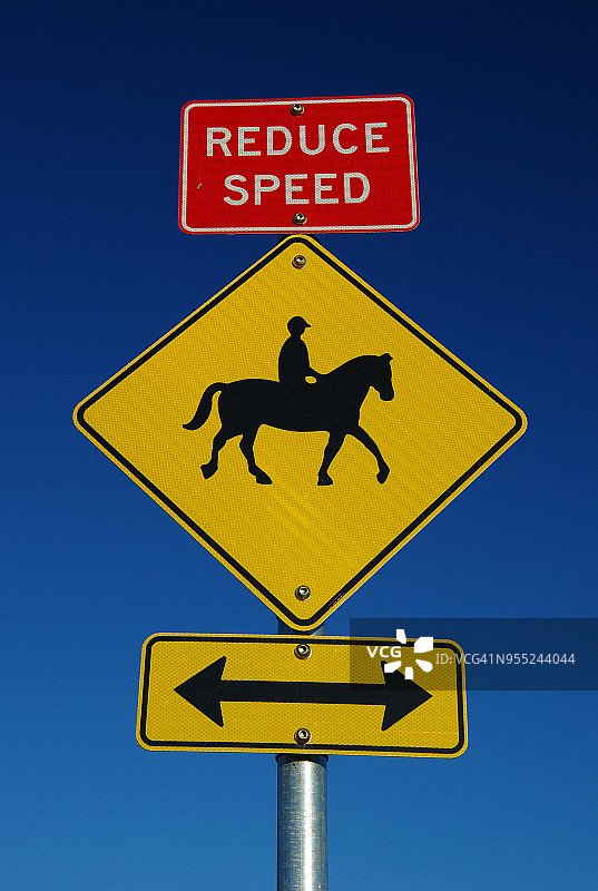 提醒减速交通标志（注意骑马者）图片素材