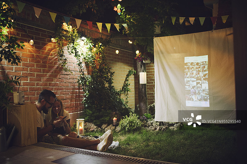 后院里的浪漫情侣图片素材