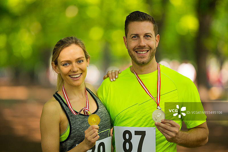 马拉松比赛后戴奖牌的情侣图片素材
