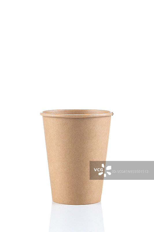 白色背景上的空一次性纸咖啡杯图片素材
