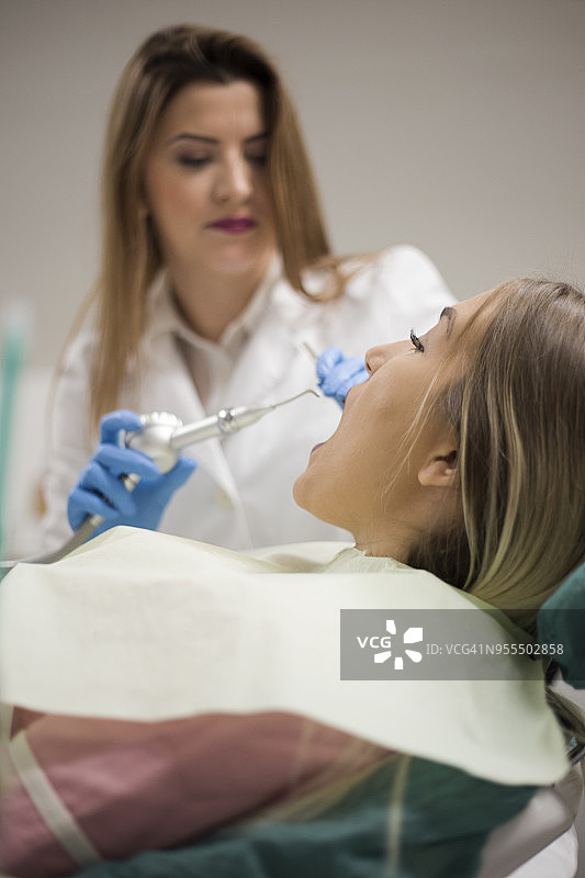 在牙医诊所看镜头的微笑美女图片素材
