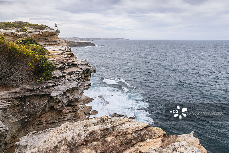 站在马鲁布拉郊区布拉角步道沿海悬崖边的女人图片素材