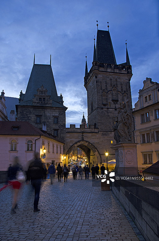 布拉格查理大桥上的傍晚游客图片素材