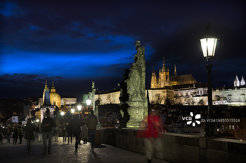 布拉格查理大桥上的傍晚游客图片素材