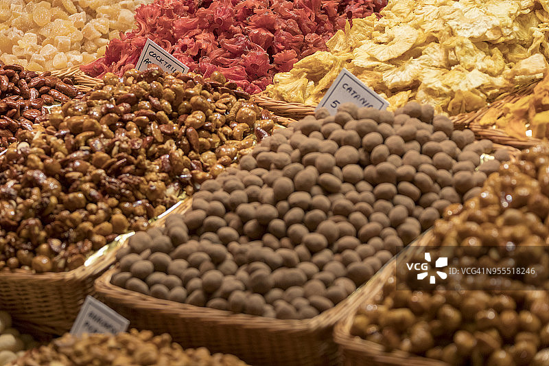 巴塞罗那博盖利亚市场上的果仁糖和坚果图片素材