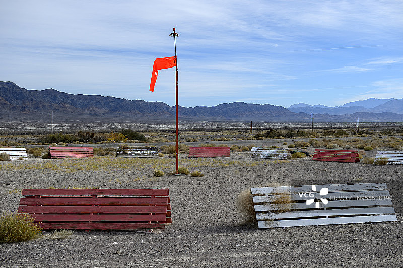 美国加利福尼亚州肖肖尼死亡谷的风向标图片素材