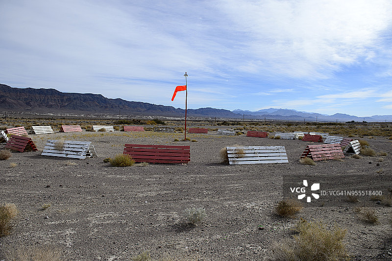 美国加利福尼亚州肖肖尼死亡谷的风向标图片素材