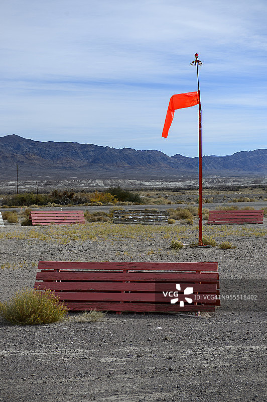 美国加利福尼亚州肖肖尼死亡谷的风向标图片素材