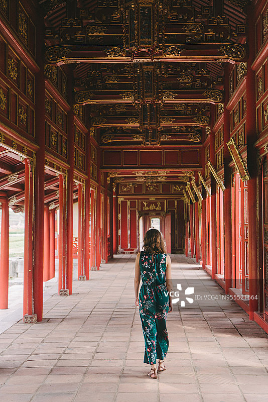 女人在中国古代皇城中行走图片素材