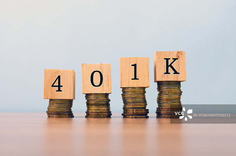 写在木块上并堆叠硬币的401k字样图片素材