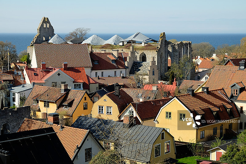 远处有大海和教堂遗址的维斯比景观图片素材