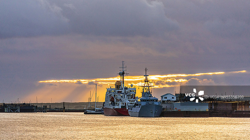 日落时停靠在码头的船只图片素材