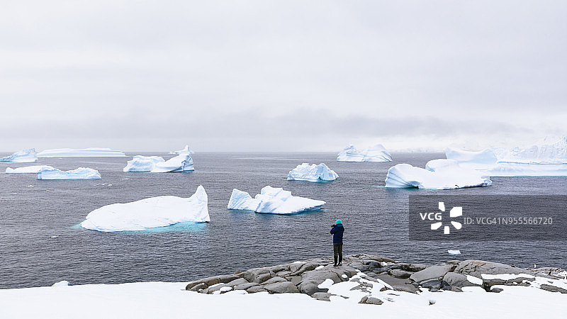 在南极洲手持相机的女人图片素材
