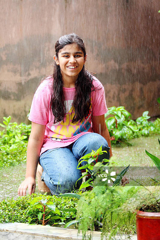 女孩在雨中沐浴图片素材