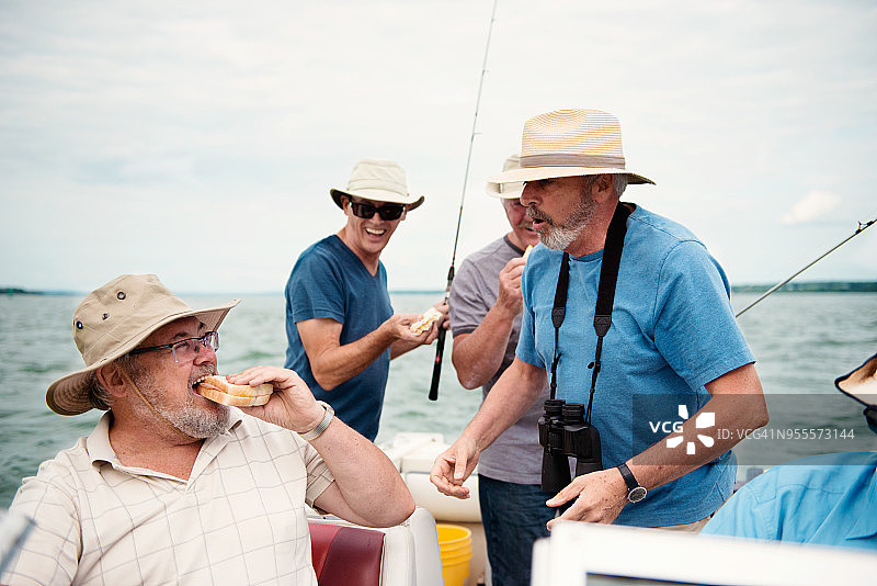 参加钓鱼之旅的五位活跃的年长兄弟图片素材