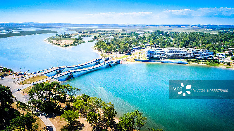 航拍：乌拉圭埃斯特角城拉巴拉大桥图片素材