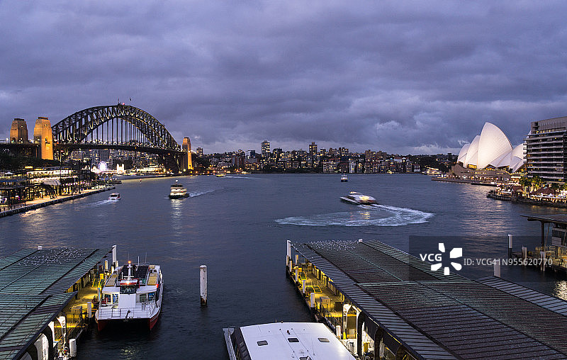 悉尼环形码头渡轮码头和海港大桥的暮色图片素材