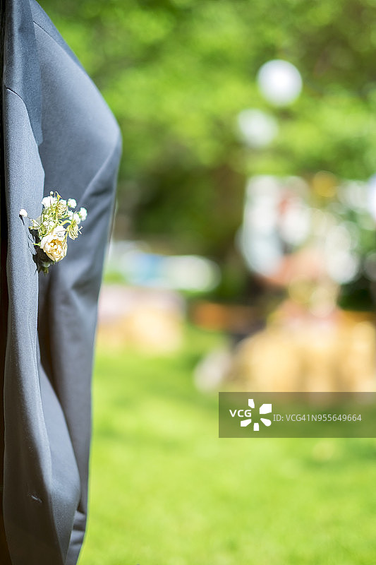 挂在树干上的胸花西装图片素材