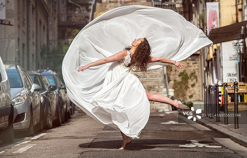 在法国里昂街头的年轻女舞蹈演员图片素材