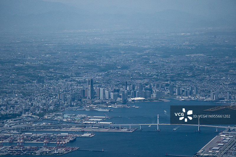 从飞机上俯瞰日本横滨港未来地区、横滨港和横滨海湾大桥图片素材