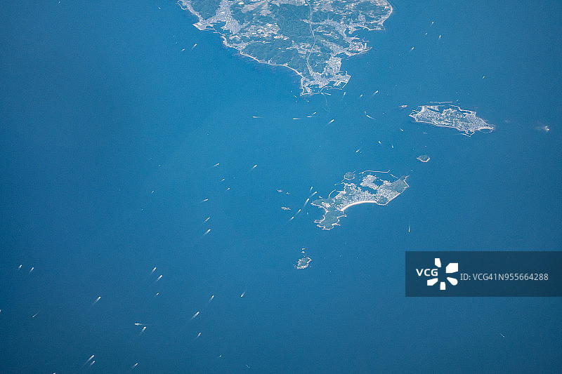 从飞机上俯瞰日本北部太平洋伊势湾上的船只图片素材