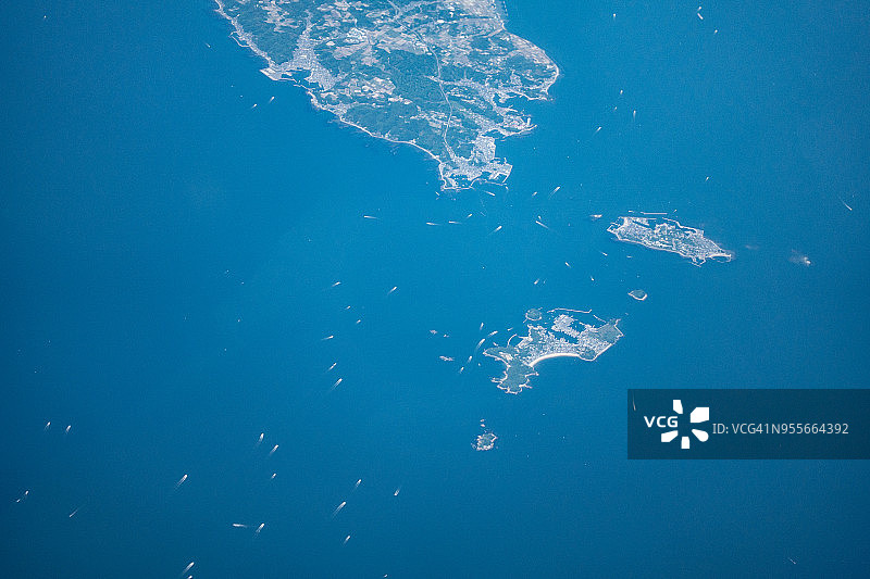 从飞机上俯瞰日本北部太平洋伊势湾上的船只图片素材