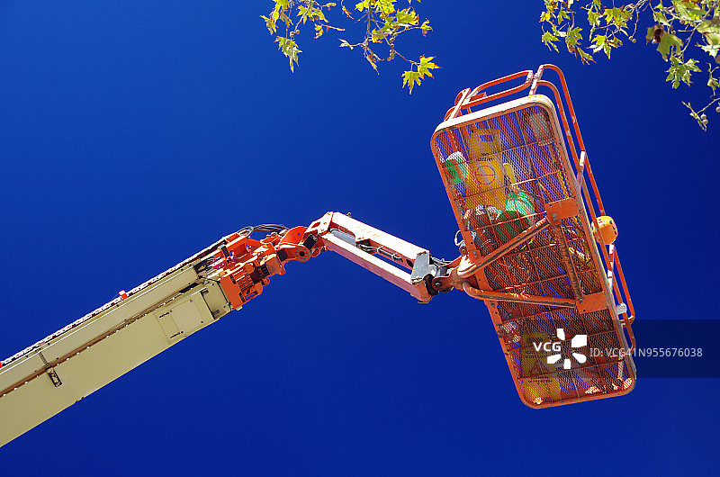 树冠附近的建筑起重机吊篮图片素材