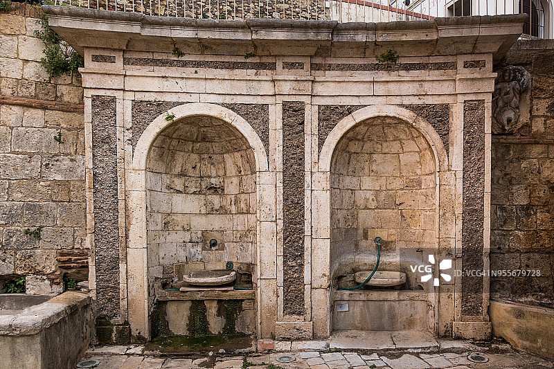 意大利莱格霍恩比博纳:2018年4月,切奇纳河谷的比博纳中世纪村庄,古老的公共盥洗室图片素材