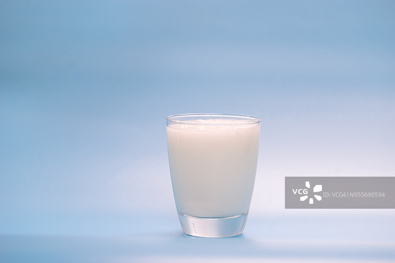 蓝色背景上的牛奶图片素材