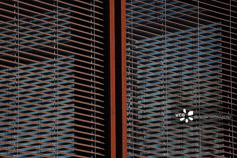 瑞士拉珀斯维尔技术学院半闭百叶窗的窗户细节图片素材