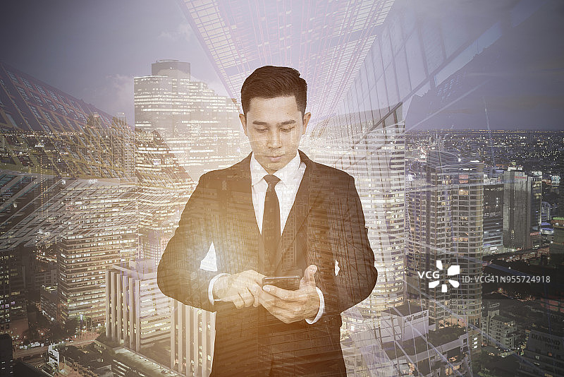 商务男士触屏手机双重曝光抽象图：未来、创新、商业、技术、互联网与虚拟现实概念图片素材