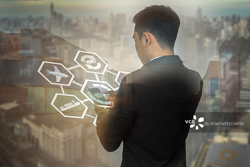 抽象图像:商务人士触摸图标与城市背景的双重曝光。未来创新、商业、技术物流和运输概念。图片素材