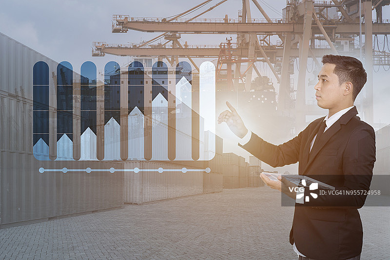 商务人士与物流集装箱港口背景的数字图表全息双重曝光抽象图像:未来创新、商业、技术物流和运输概念图片素材