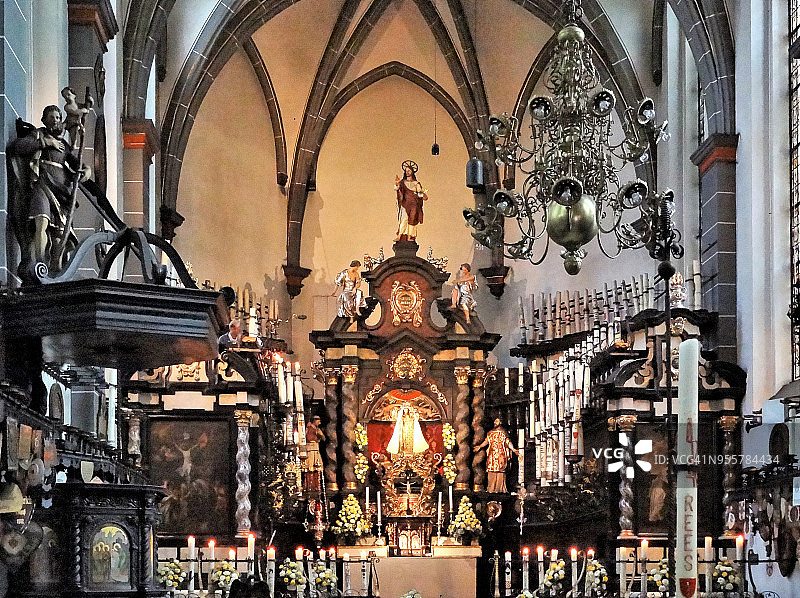 凯沃拉尔最古老的朝圣教堂/蜡烛带图片素材