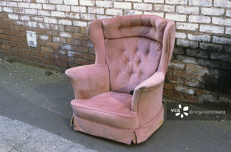 路边的粉色椅子图片素材