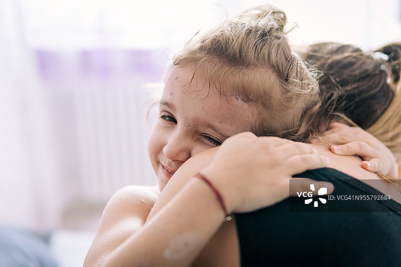 母亲照顾患有水痘的小女孩图片素材
