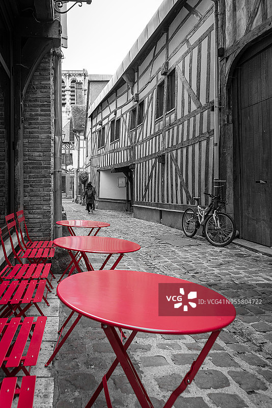 小巷里的红色桌子图片素材