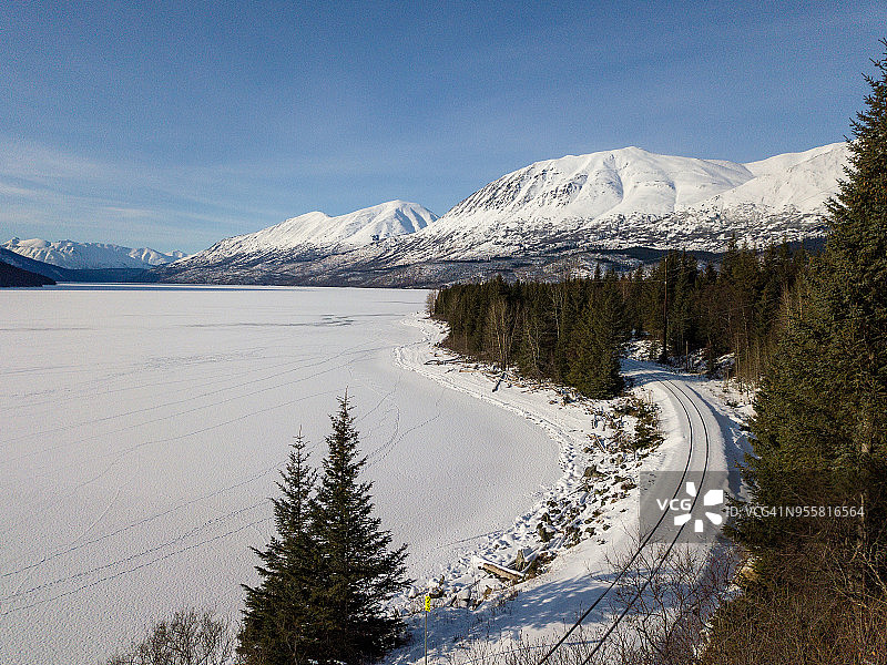 阿拉斯加冰冻的基奈湖航拍视角图片素材