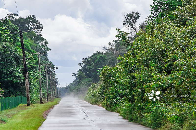 雨后的乡村道路图片素材