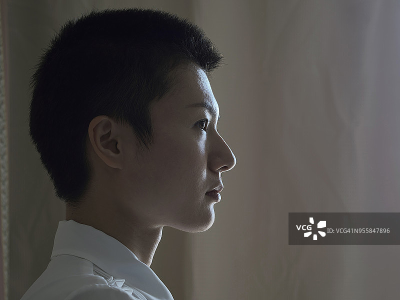 窗边放松的日本女人图片素材