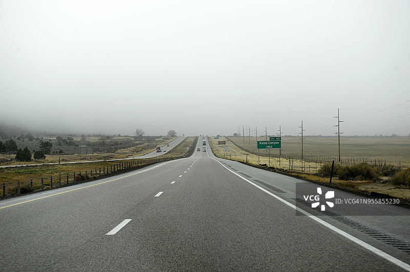 美国犹他州科罗布峡谷附近的15号州际公路图片素材